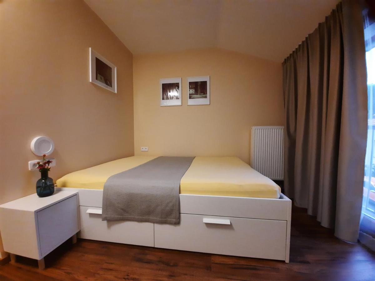 Penzion Zahrada Nad Rekou, Restaurace A Kavarna - Parkovani Gratis Zlatá Koruna Exteriör bild