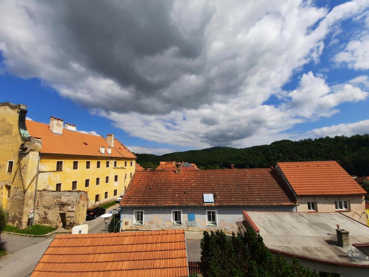 Penzion Zahrada Nad Rekou, Restaurace A Kavarna - Parkovani Gratis Zlatá Koruna Exteriör bild