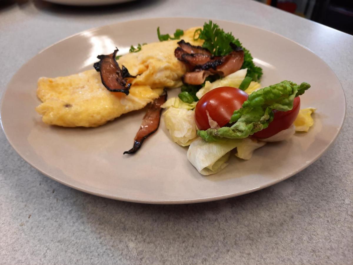 Penzion Zahrada Nad Rekou, Restaurace A Kavarna - Parkovani Gratis Zlatá Koruna Exteriör bild