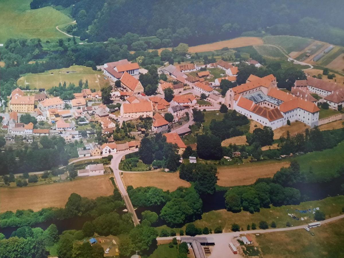 Penzion Zahrada Nad Rekou, Restaurace A Kavarna - Parkovani Gratis Zlatá Koruna Exteriör bild