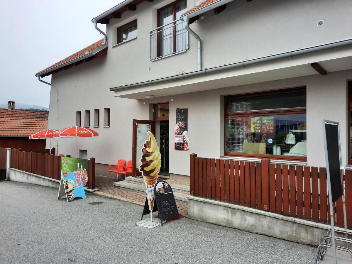 Penzion Zahrada Nad Rekou, Restaurace A Kavarna - Parkovani Gratis Zlatá Koruna Exteriör bild