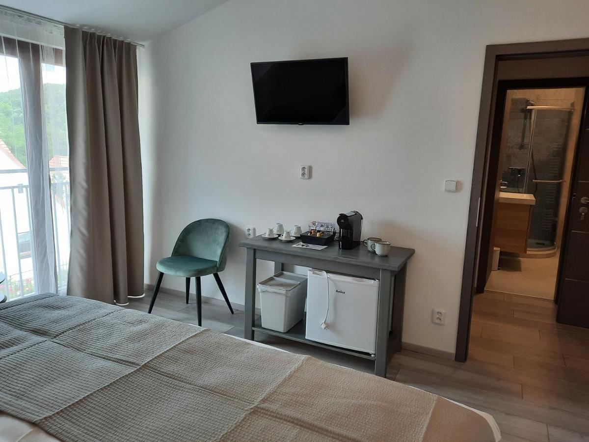 Penzion Zahrada Nad Rekou, Restaurace A Kavarna - Parkovani Gratis Zlatá Koruna Exteriör bild