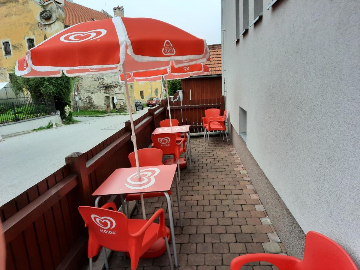 Penzion Zahrada Nad Rekou, Restaurace A Kavarna - Parkovani Gratis Zlatá Koruna Exteriör bild