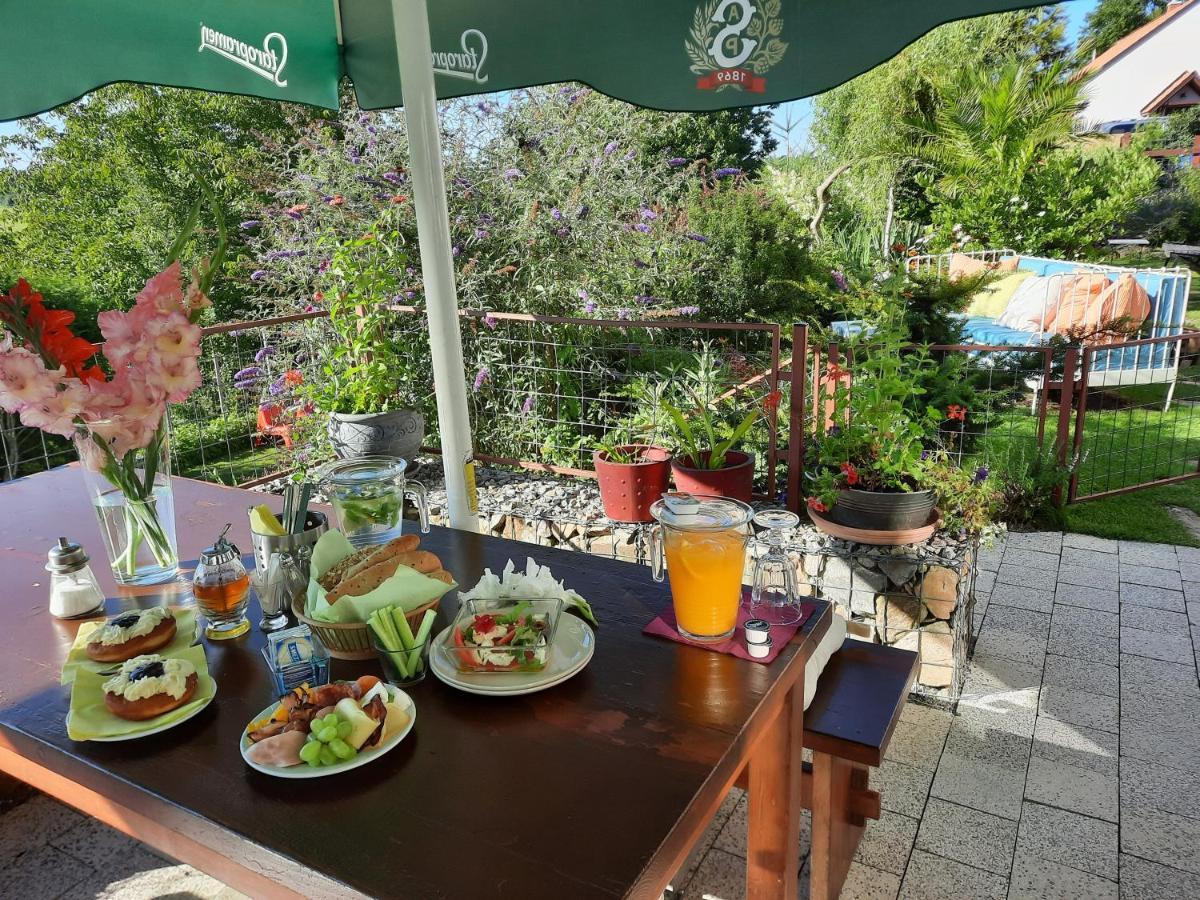 Penzion Zahrada Nad Rekou, Restaurace A Kavarna - Parkovani Gratis Zlatá Koruna Exteriör bild