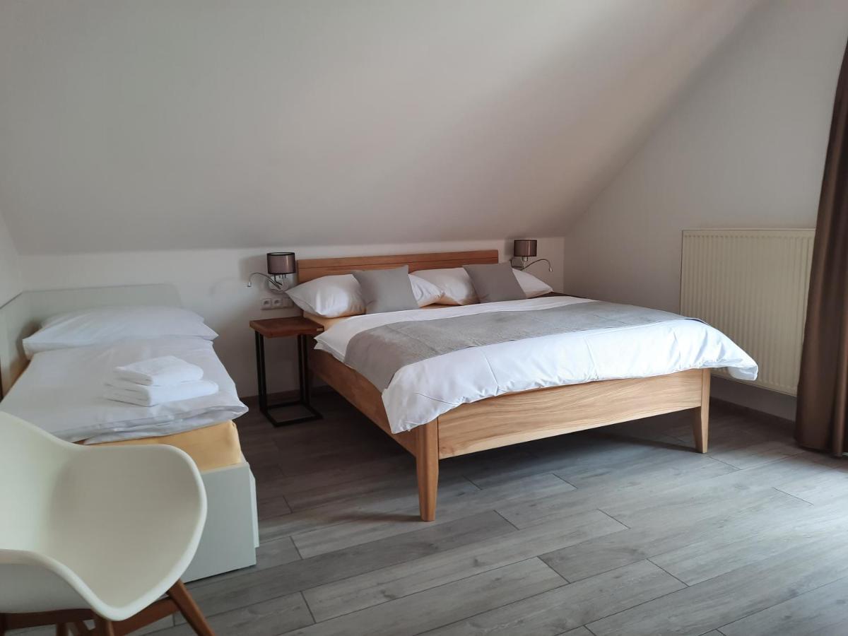 Penzion Zahrada Nad Rekou, Restaurace A Kavarna - Parkovani Gratis Zlatá Koruna Exteriör bild