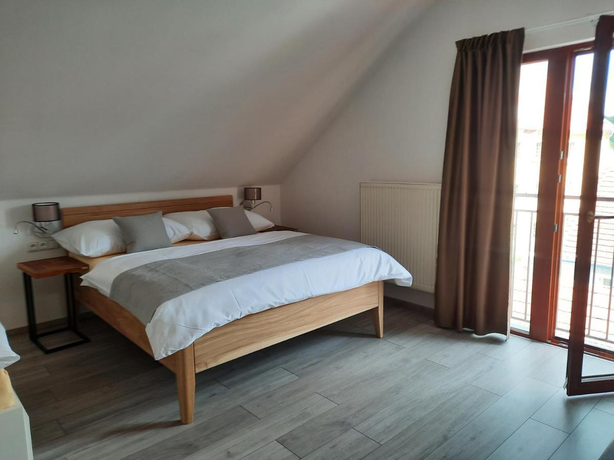 Penzion Zahrada Nad Rekou, Restaurace A Kavarna - Parkovani Gratis Zlatá Koruna Exteriör bild