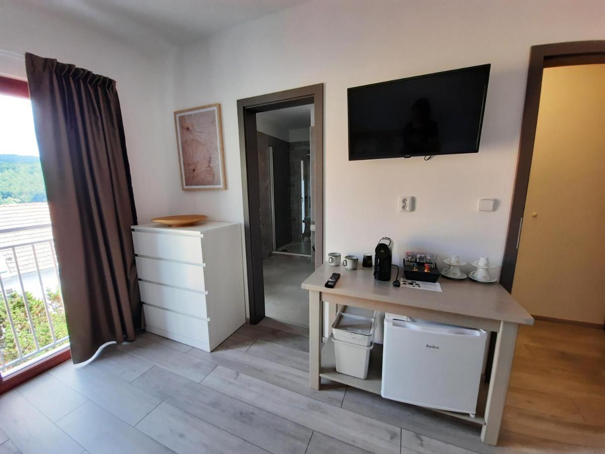Penzion Zahrada Nad Rekou, Restaurace A Kavarna - Parkovani Gratis Zlatá Koruna Exteriör bild