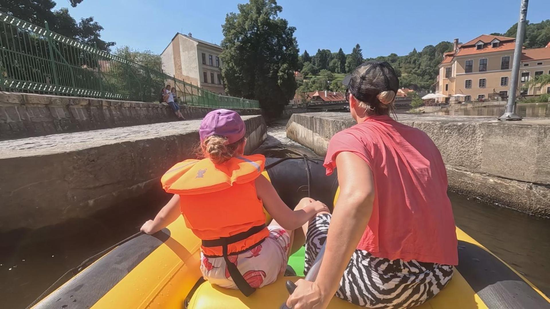 Penzion Zahrada Nad Rekou, Restaurace A Kavarna - Parkovani Gratis Zlatá Koruna Exteriör bild